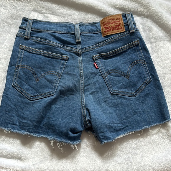 Levi’s High Rise Shorts - Picture 2 of 4